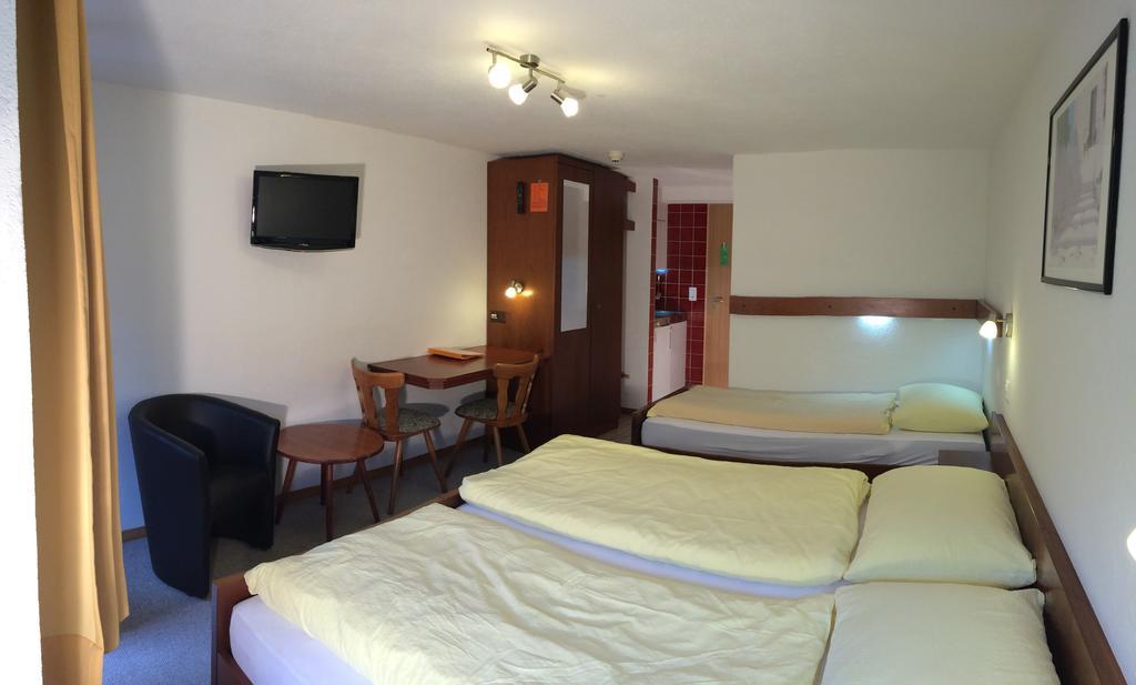 Hotel Zum See Grächen Стая снимка